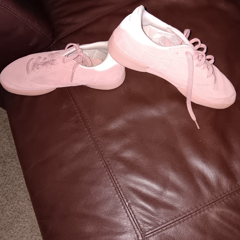 Women's pink suede Reebok